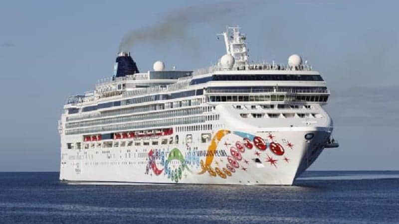 Crucero abandona a 8 turistas en remota isla africana tras demorarse en volver a la embarcación