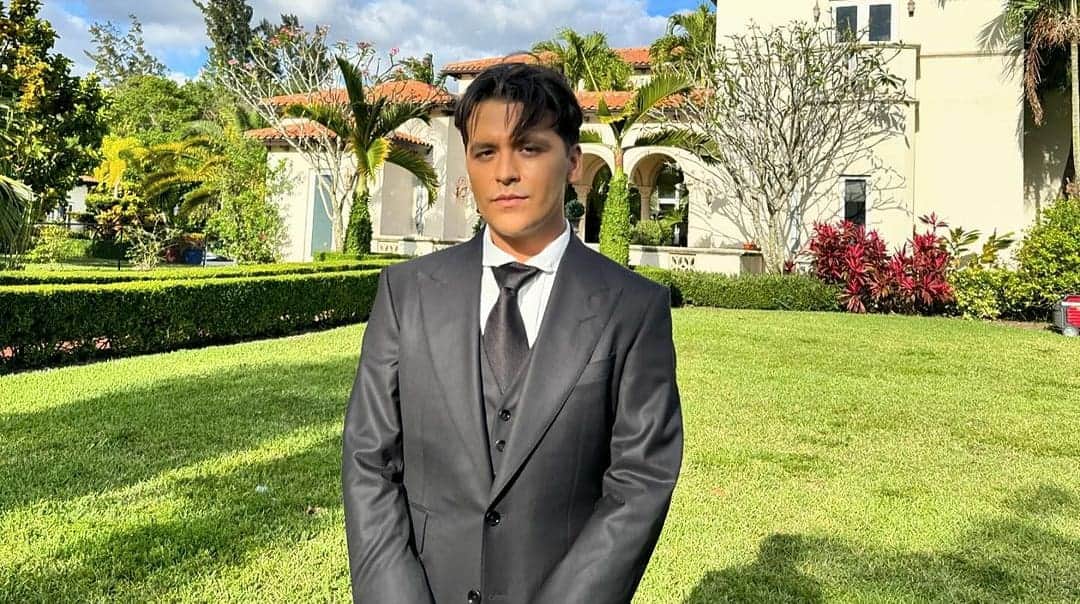 Nodal sorprende con cambio de look y sin huellas de tatuajes en el rostro