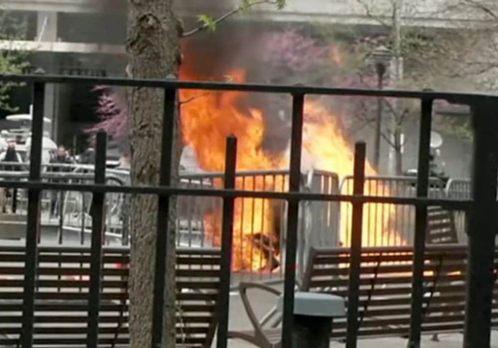 Video: Un hombre se prendió en fuego afuera del tribunal donde se juzga a Donald Trump