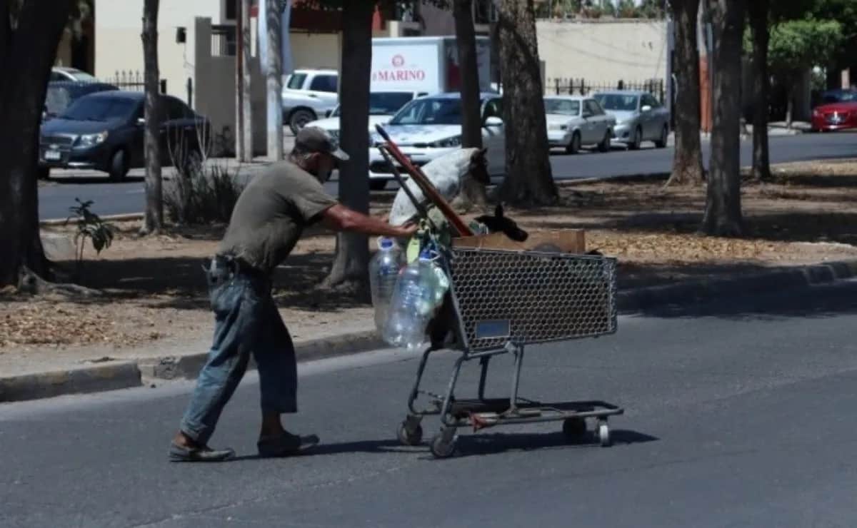Hombre pasea con huesos humanos en carrito de supermercado en Sinaloa