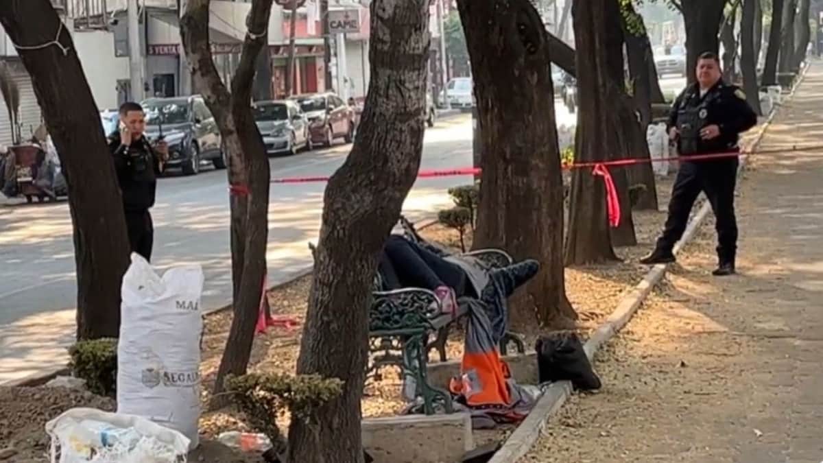 Hallan cadáver de una mujer sentada en una banca en CDMX