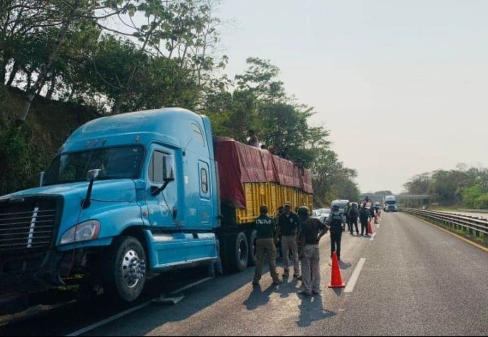 Encuentran a 63 migrantes de seis países dentro de un tractocamión en Veracruz