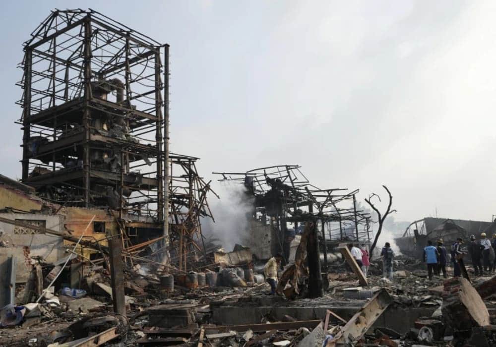 Video: Explota fábrica de productos químicos en India, hay al menos nueve muertos