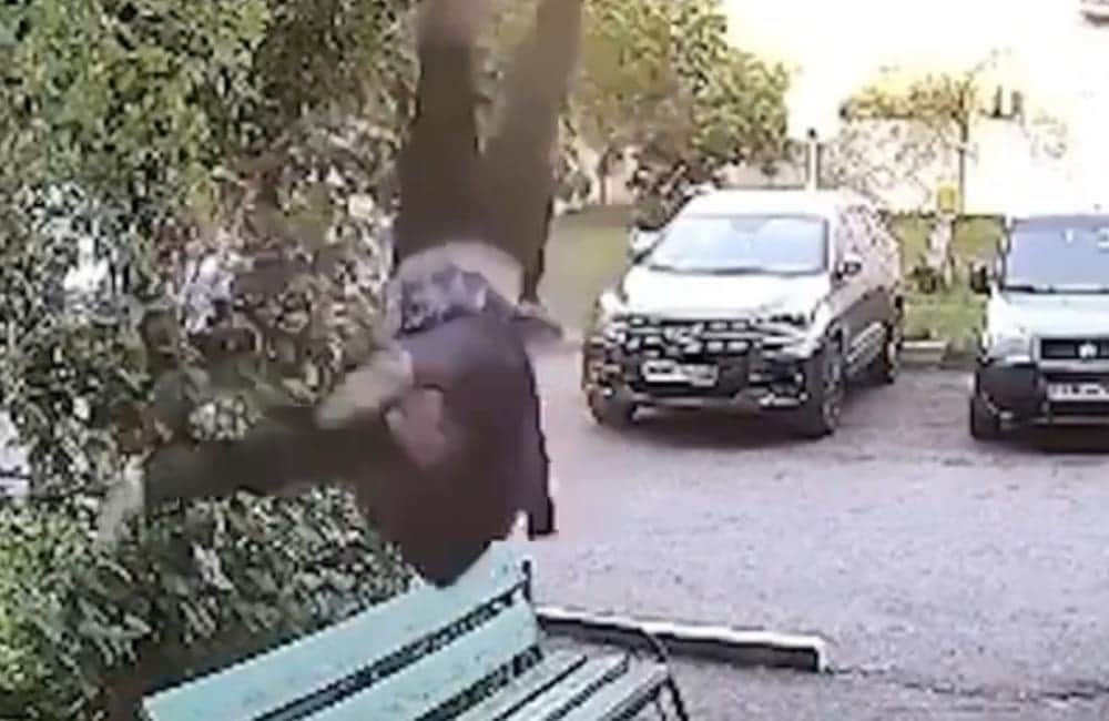 Video: Un hombre pasado de copas resulta ileso tras caer desde un tercer piso en Rusia