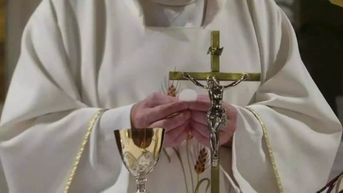 Cura malversa más de 40 mil dólares de la Iglesia jugando videojuegos