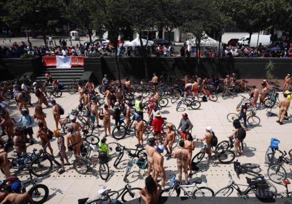 Cientos de personas pedalearon desnudas para promover el uso de bicicletas en CDMX