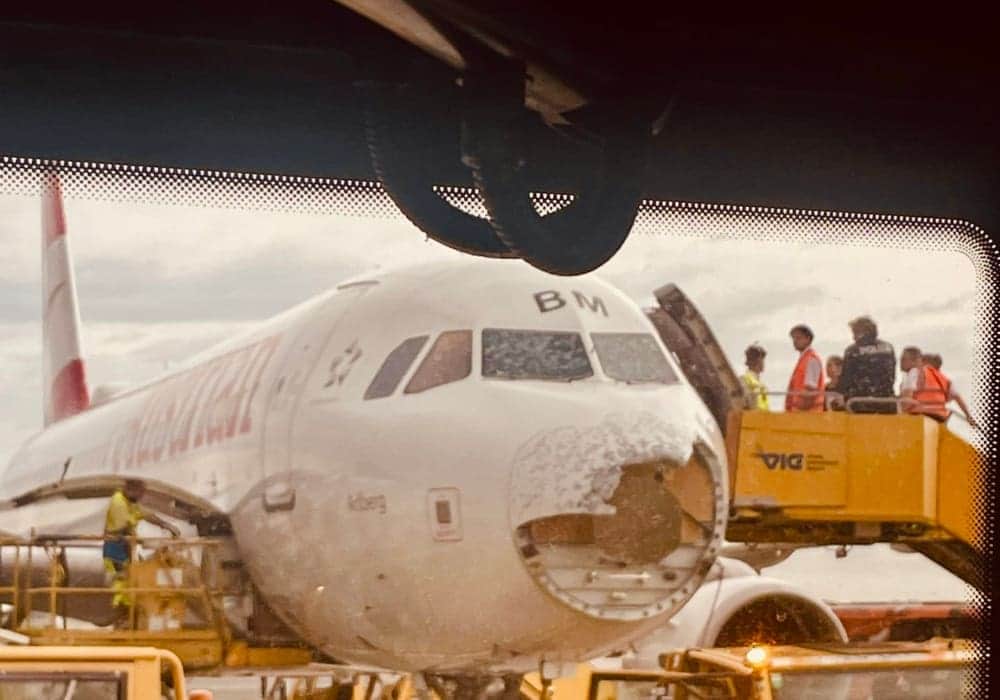Fotos: Fuerte granizada destruyó la nariz de un avión en pleno vuelo en Austria