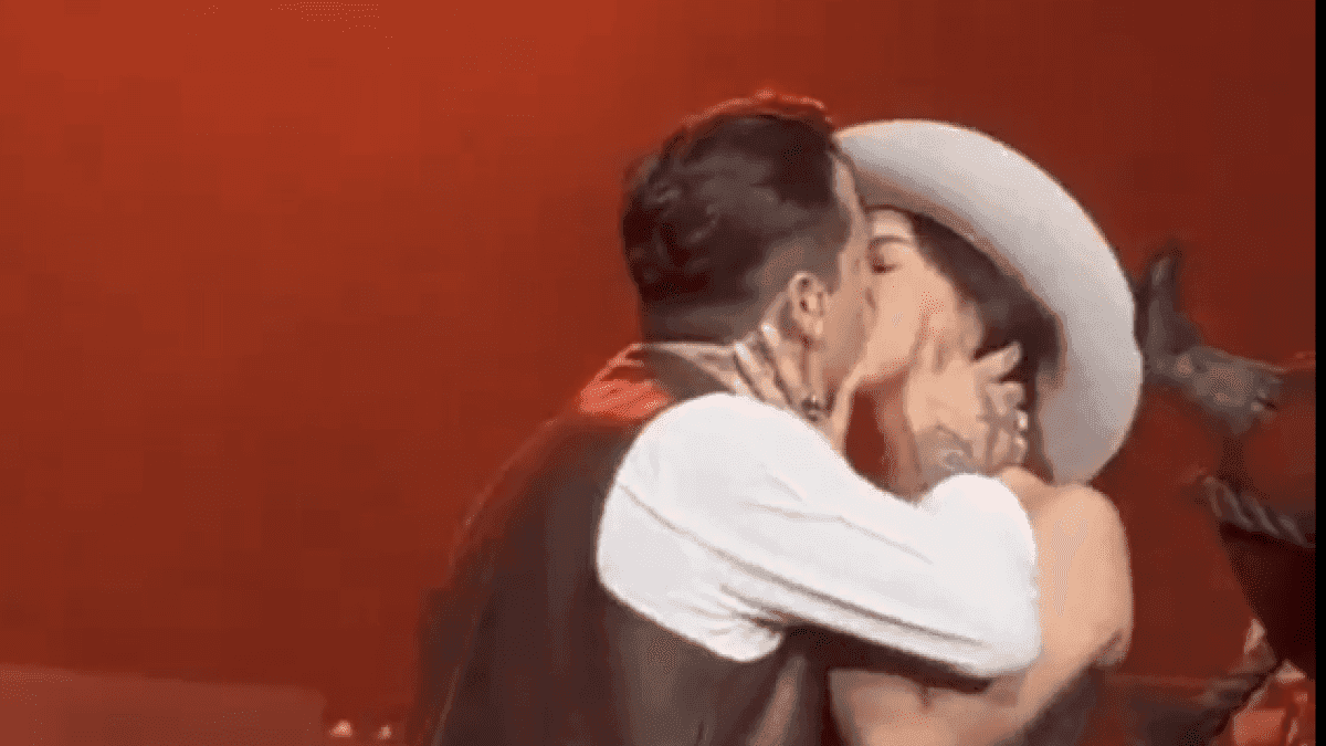 VIDEO: Ángela Aguilar y Christian Nodal se dan su primer beso público