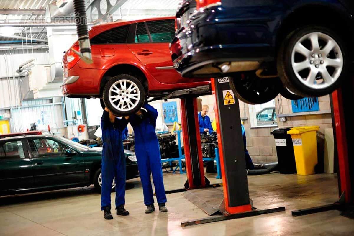 Mecánico vende auto de mujer que lo llevó a arreglar