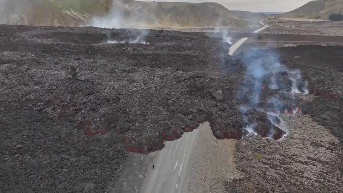 Video: Enorme flujo de lava de un volcán activo 'engulle' una carretera en Islandia