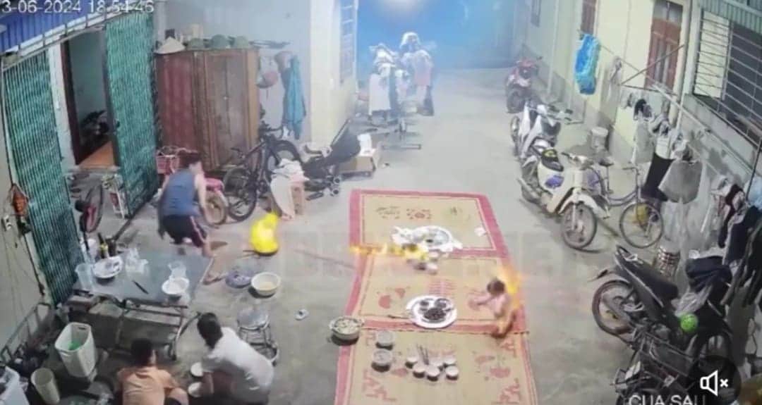 VIDEO: Bebé se quema al saltarle una flama desde una sartén