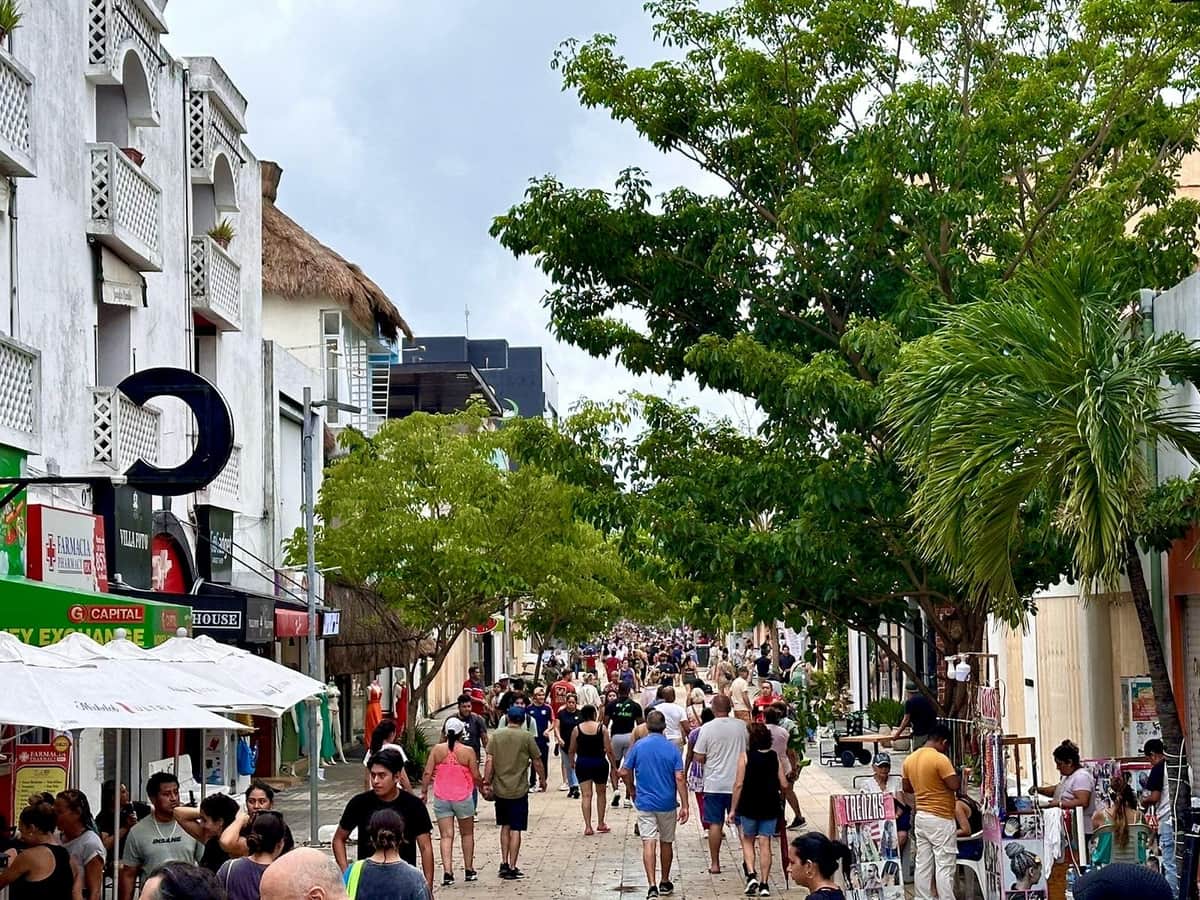 ¡Playa del Carmen está de pie! Turistas   recorren el paraíso tras el paso del huracán Beryl