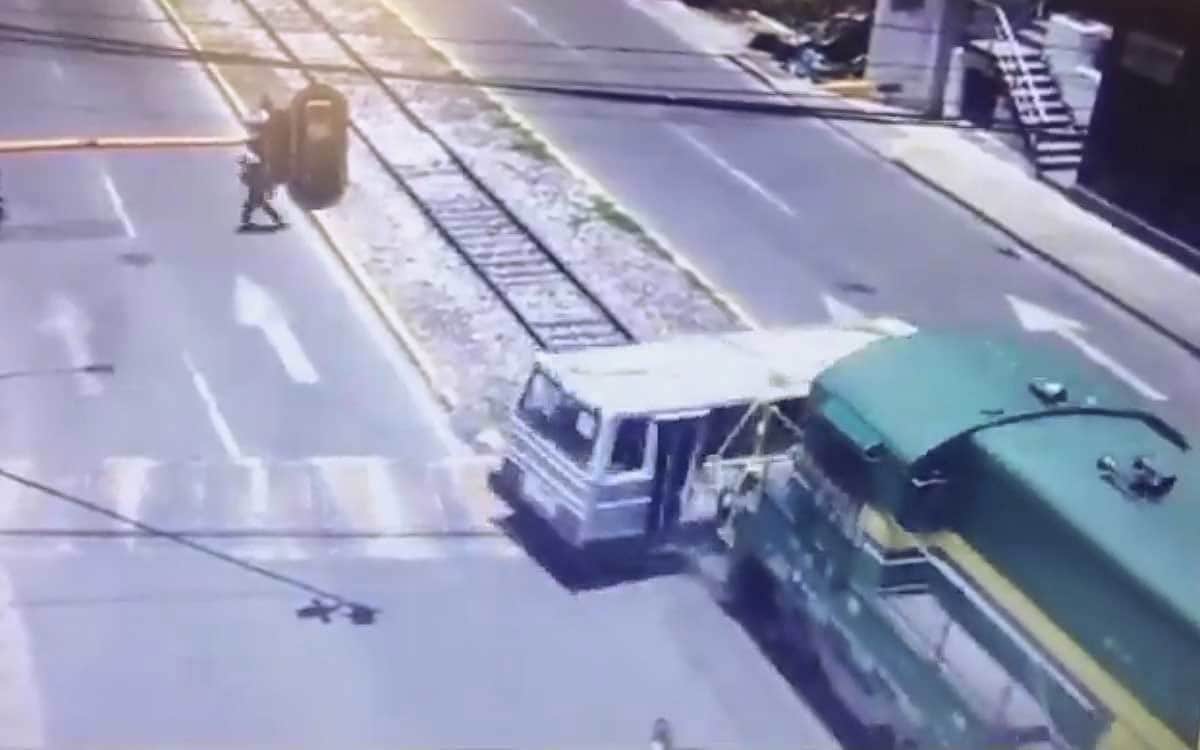 Video: Microbús es embestido por intentar ganarle el paso al tren en Tlalnepantla, Edomex; hay cuatro lesionados