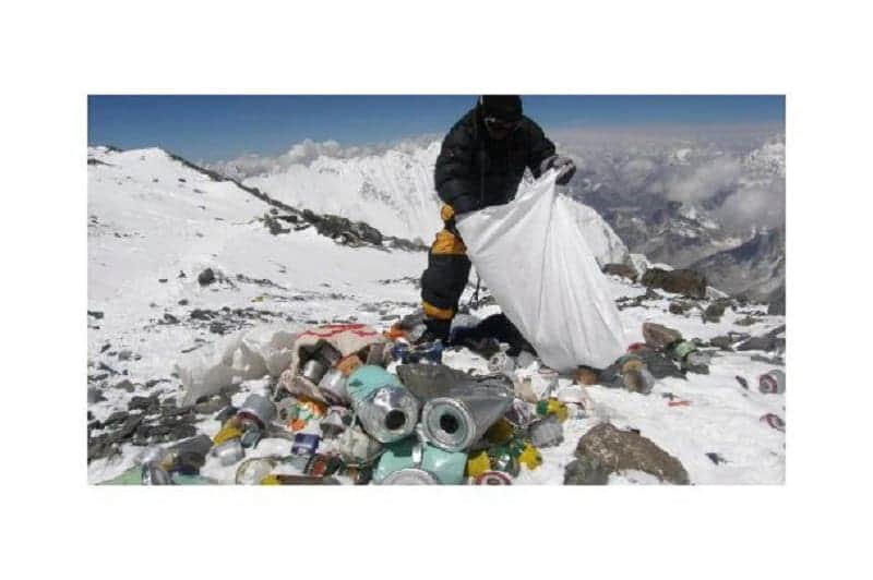 El campamento más alto del Monte Everest está lleno de más de 40 toneladas de basura que llevará años quitar