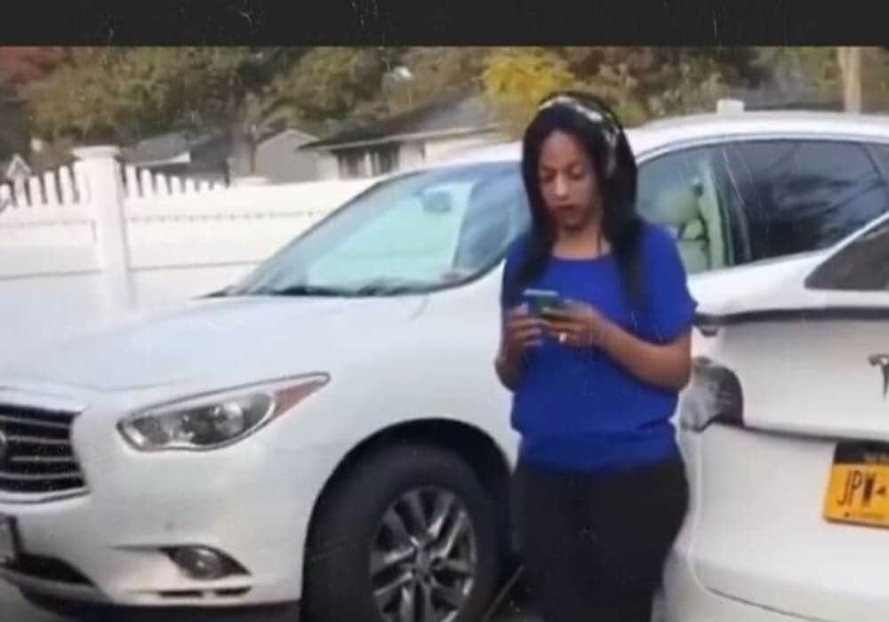 Video: Mujer reacciona de manera insólita al ser increpada por cargar su Tesla en propiedad ajena