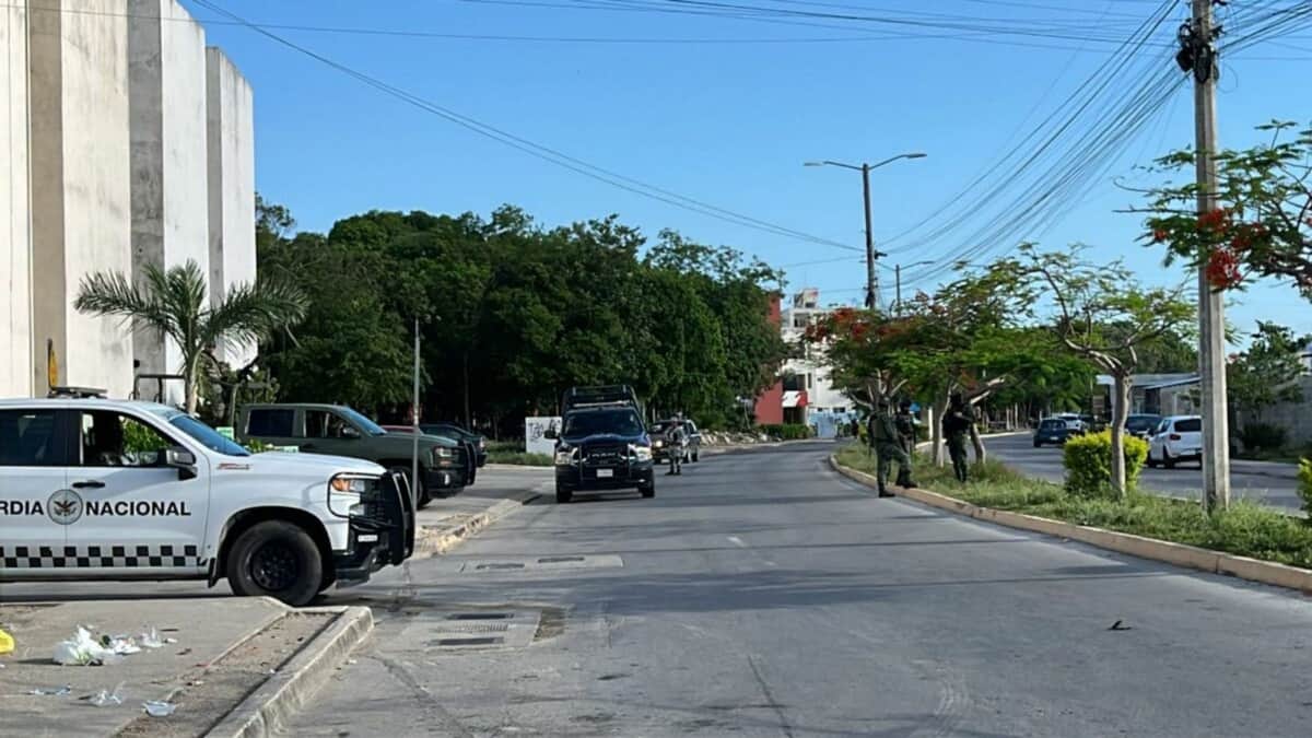 Hombres en moto ejecutan a sujeto en la 255 de Cancún