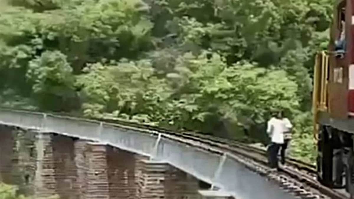 VIDEO: Pareja salta de puente para no ser arrollada por un tren