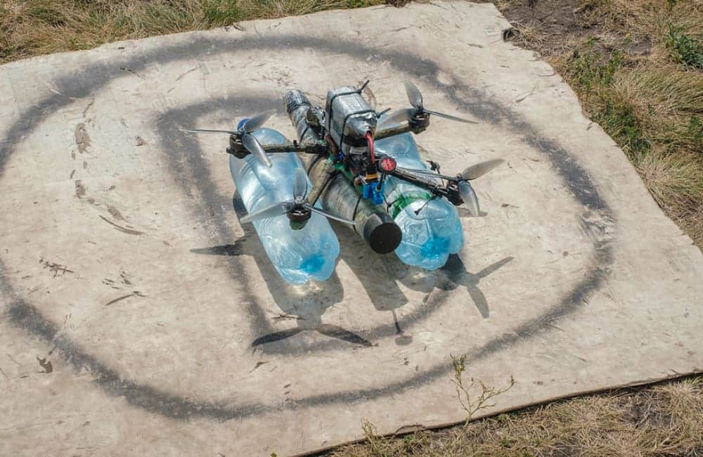 Video: Dron ucraniano fue derribado con una botella de agua lanzada por Rusia