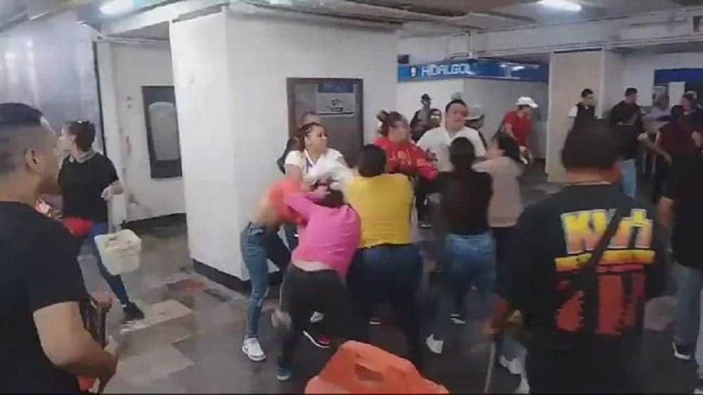 Video: Vendedores ambulantes protagonizaron una batalla campal en la estación Hidalgo del Metro de CDMX