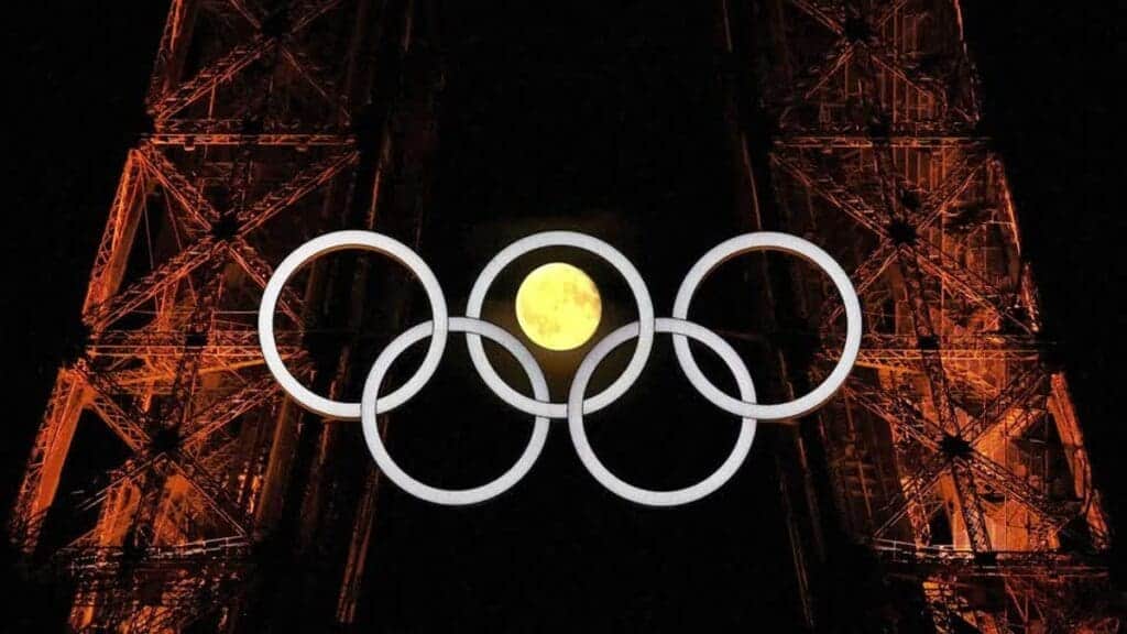 VIDEO: Así fue el sorprendente momento en que la luna se sincronizó con los aros olímpicos de la Torre Eiffel