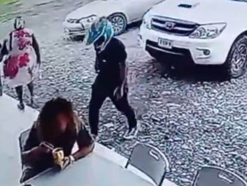 Joven surfista es asesinado con un balazo en la nuca mientras comía tranquilo