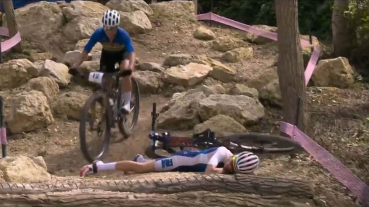 Ciclista francesa protagoniza aparatoso accidente en París 2024; sufrió traumatismo encéfalocraneal