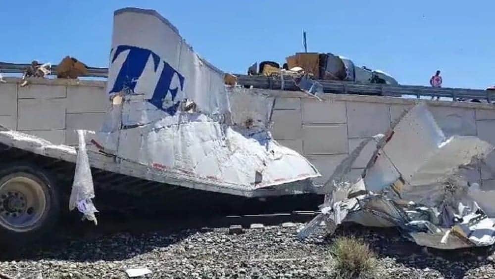 Se desata rapiña luego que un tráiler con material de ferretería cayera de un puente en Durango