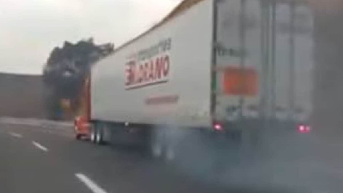 ¡Ni en Rápido y Furioso! Trailero se queda sin frenos y logra salir ileso en la México-Puebla