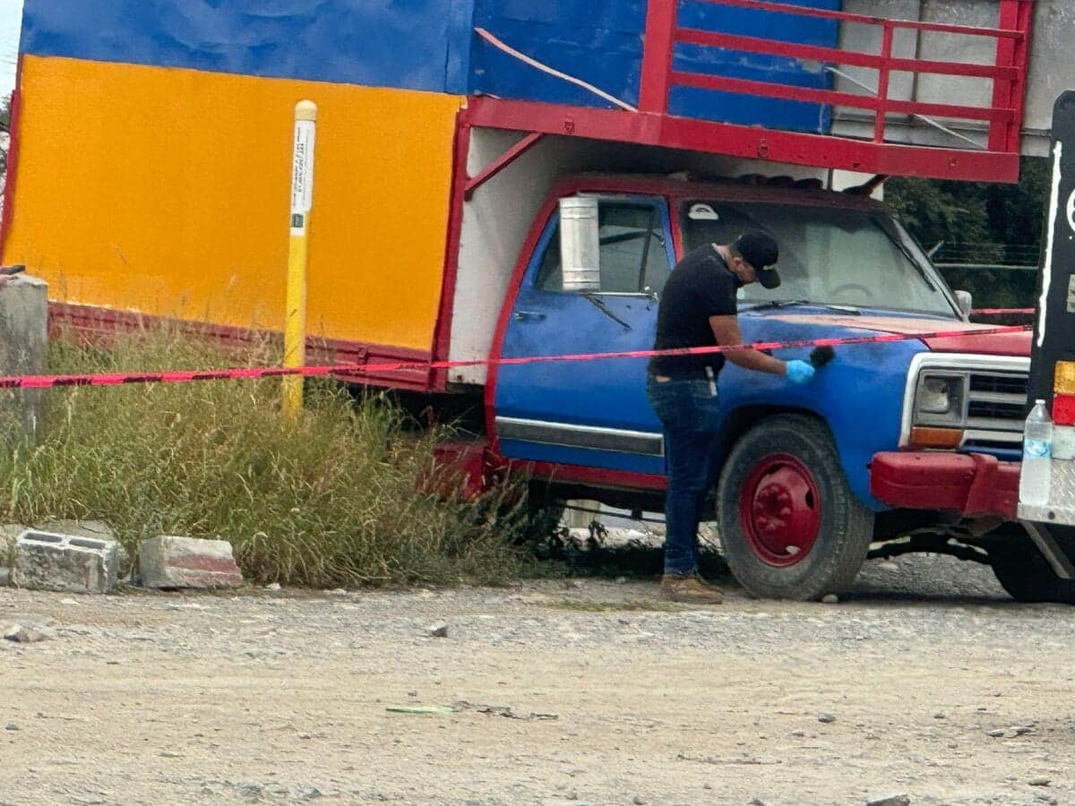 Abandonan cabeza humana encima de un auto en Nuevo León