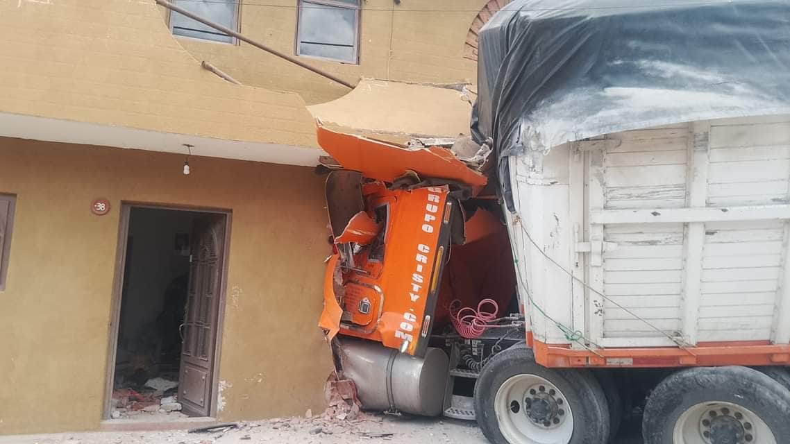 Video: Tráiler choca contra una casa en Oaxaca; deja una mujer muerta y cuatro lesionados