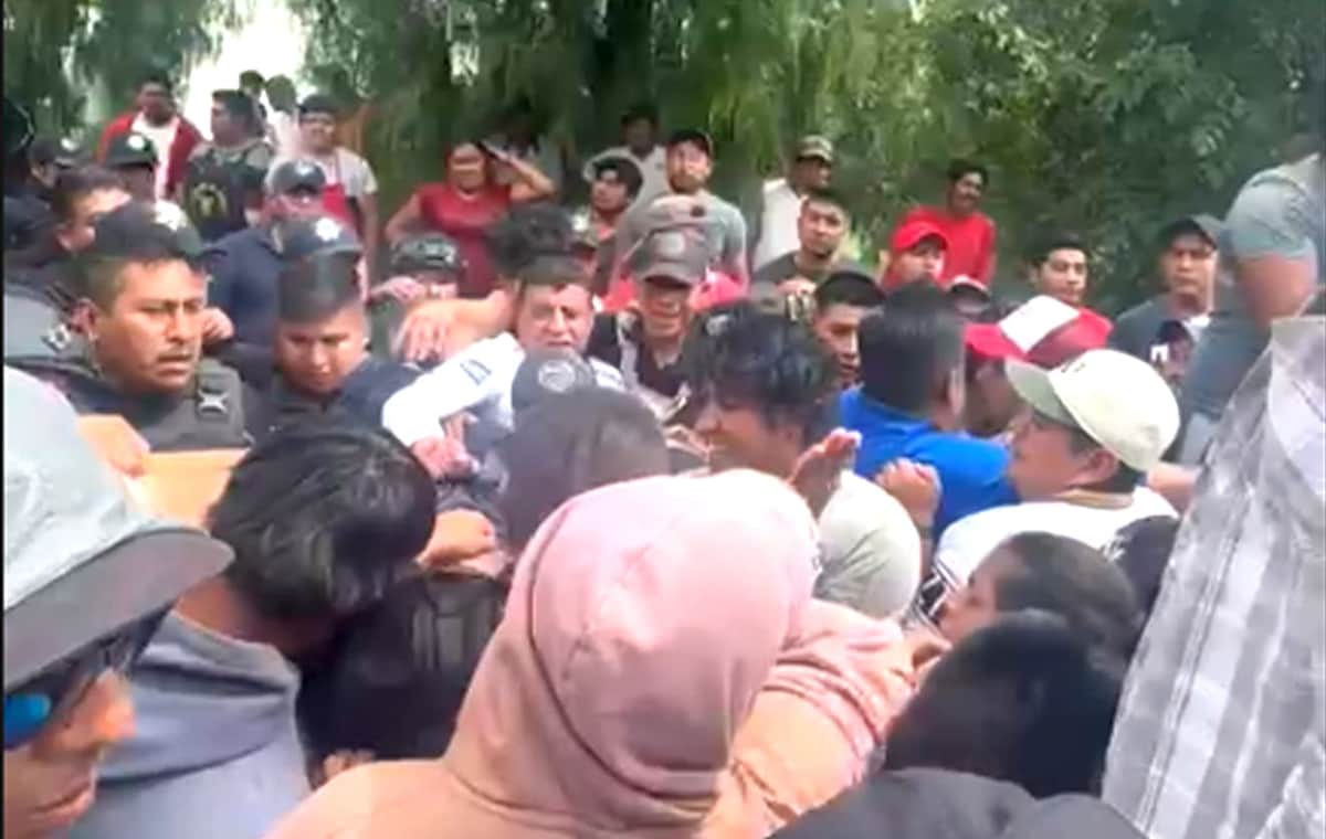 Video: Linchamiento en Puebla deja presunto extorsionador muerto y otro lesionado; vandalizan patrullas