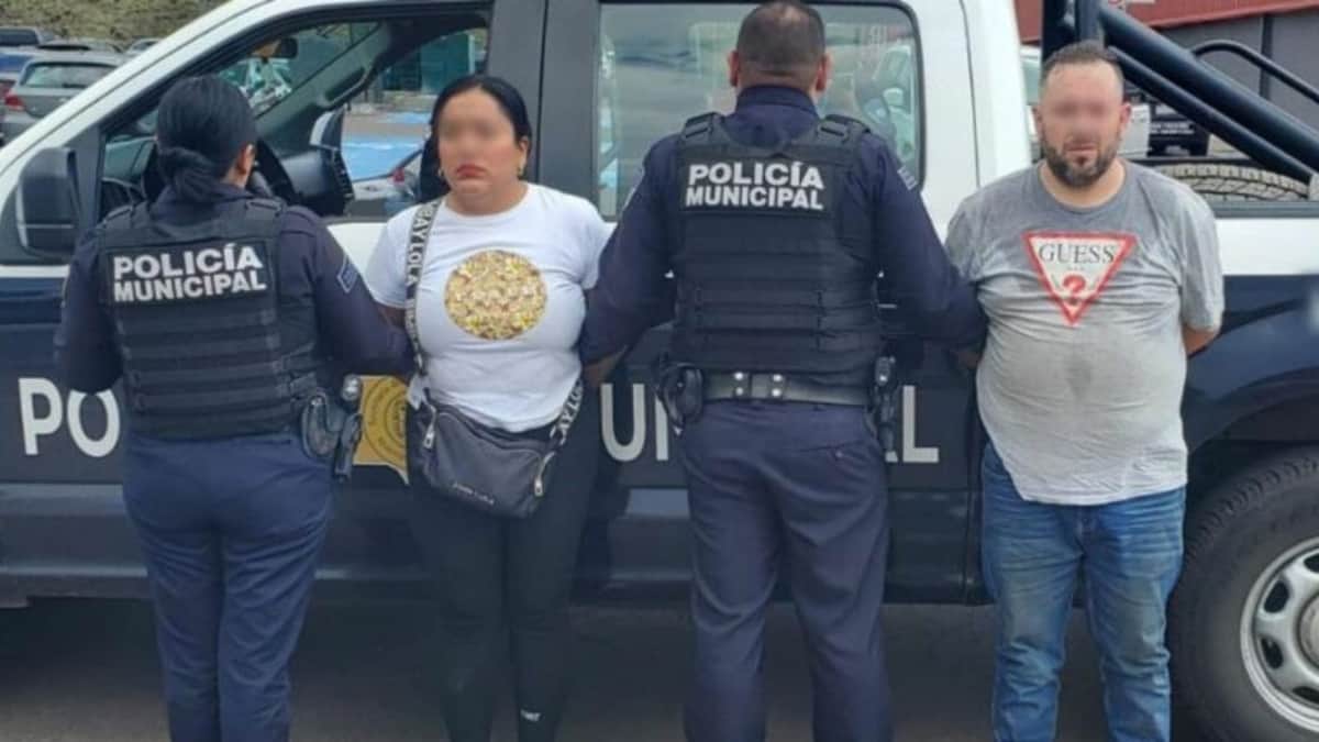 Video: Captan a pareja robando autopartes en centro comercial de Querétaro