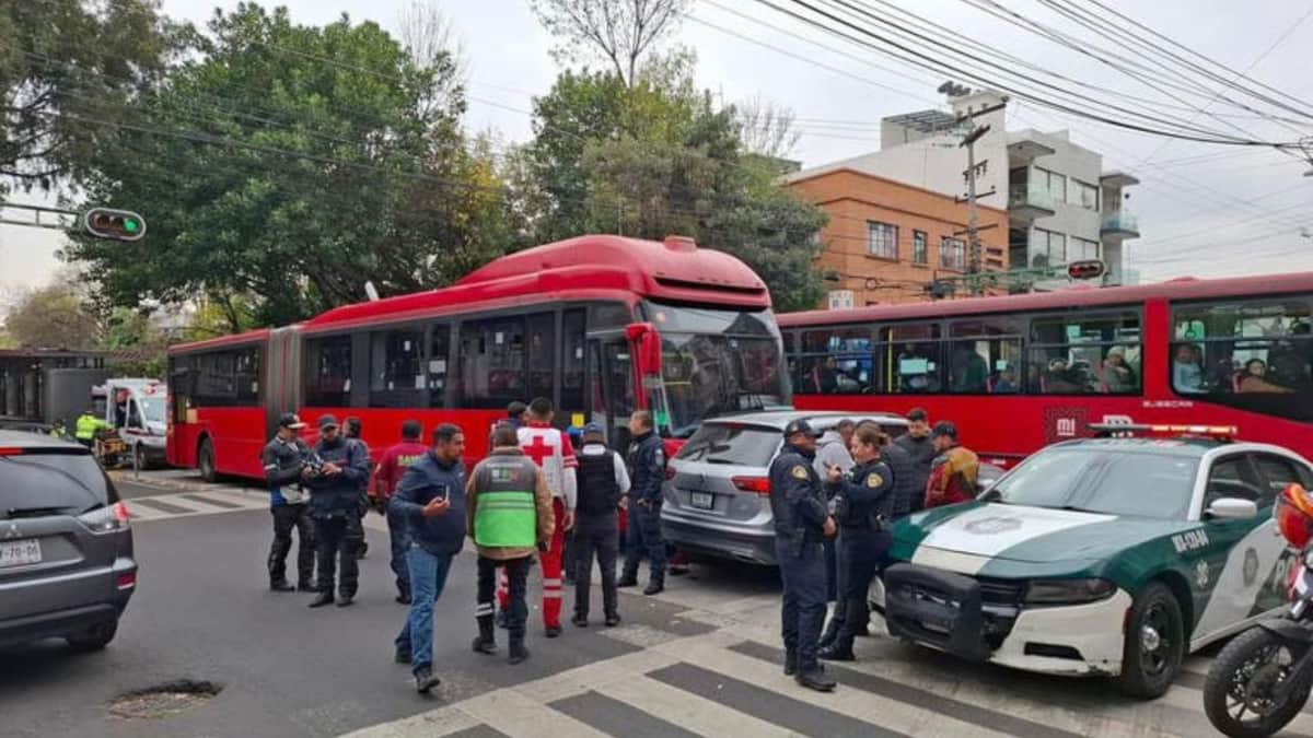 Camioneta se pasa el alto y se impacta contra el Metrobús en CDMX; hay 12 lesionados