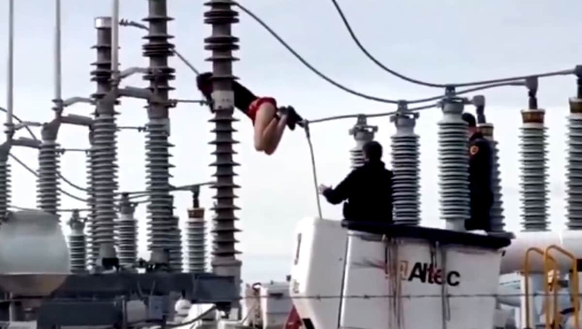 Video: Mujer sube a subestación eléctrica en EU por crisis mental; deja sin luz a más de 800 familias