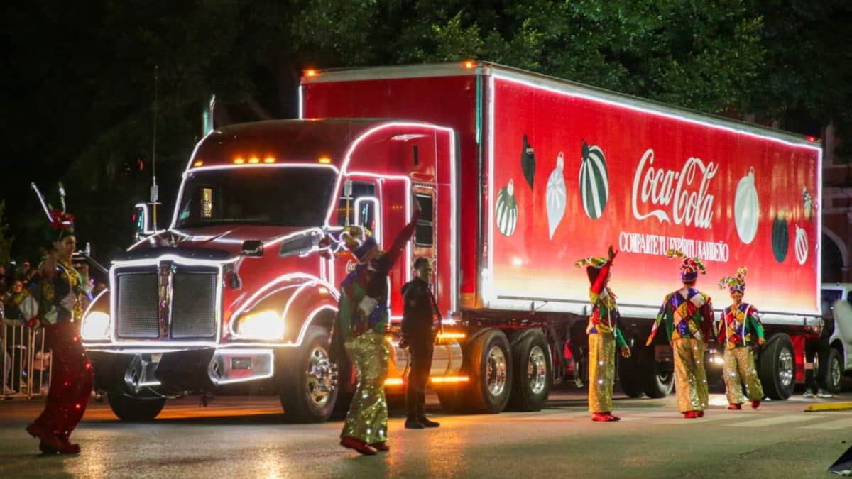 Activistas exigen a Cofepris frenar la caravana navideña de Coca-Cola en México