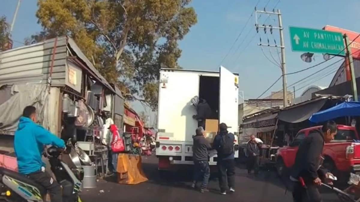 Video: Sujetos abren camión de carga en medio del tráfico y se roban la mercancía en Edomex