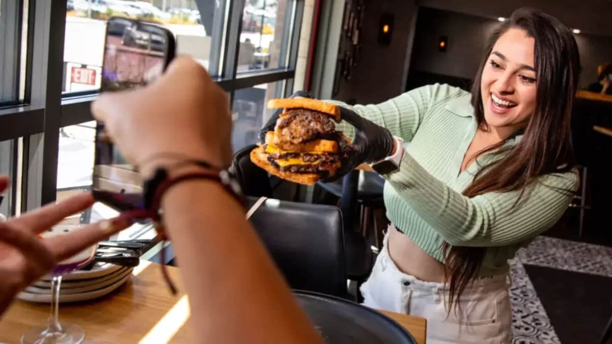 Tiktoker pide a la mesera cambiarle su comida porque se le enfrió mientras le tomaba fotos