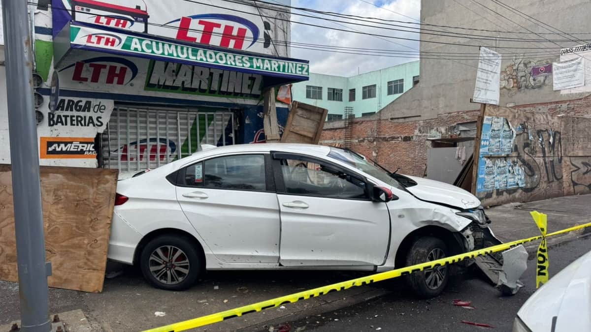 Conductor pierde el control de su auto y atropella a una abuelita en la CDMX