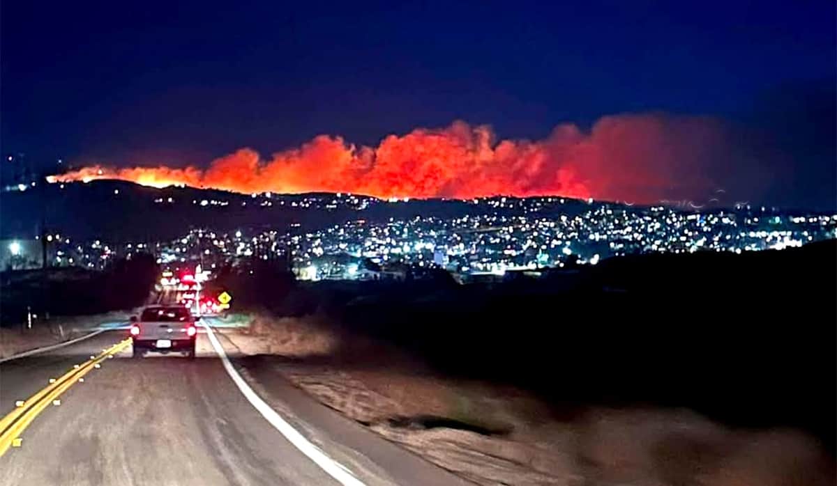 Provoca desalojos incendio en Baja California; lo avivan “vientos de Santa Ana”
