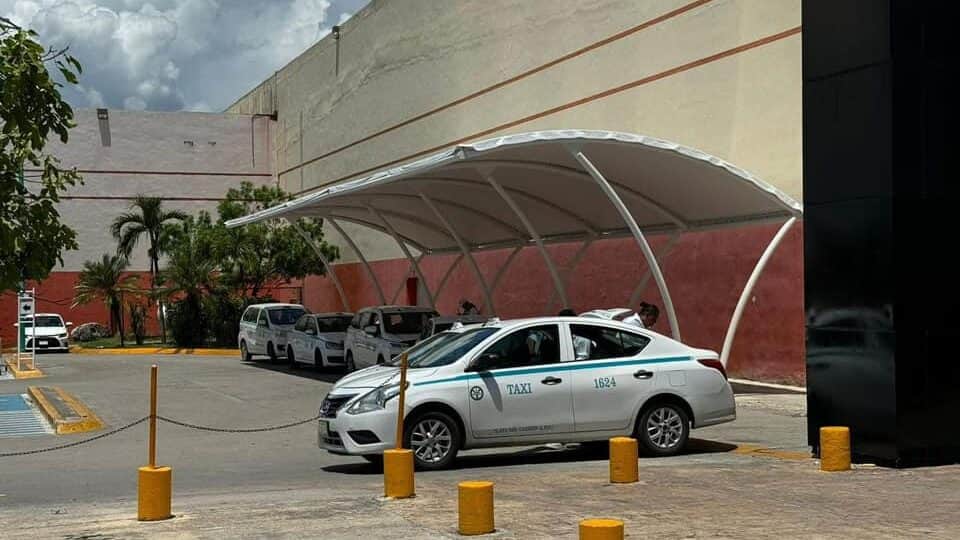 Taxis que operan en Plaza las Américas de Playa del Carmen cuentan ahora con cámaras y pago electrónico