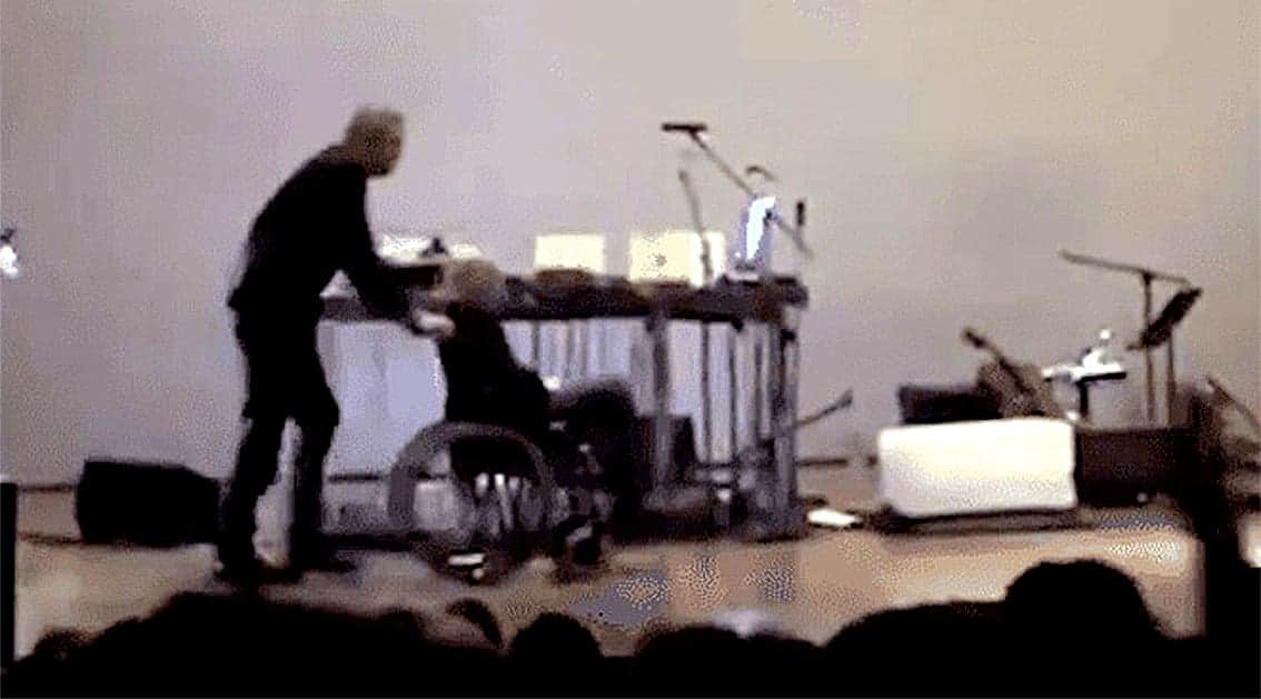 Video: Patti Smith se desmaya en concierto; y regresa a cantar dos canciones más