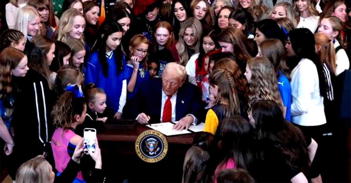 Video: Firma Donald Trump decreto que prohíbe a mujeres trans participar en deportes femeninos