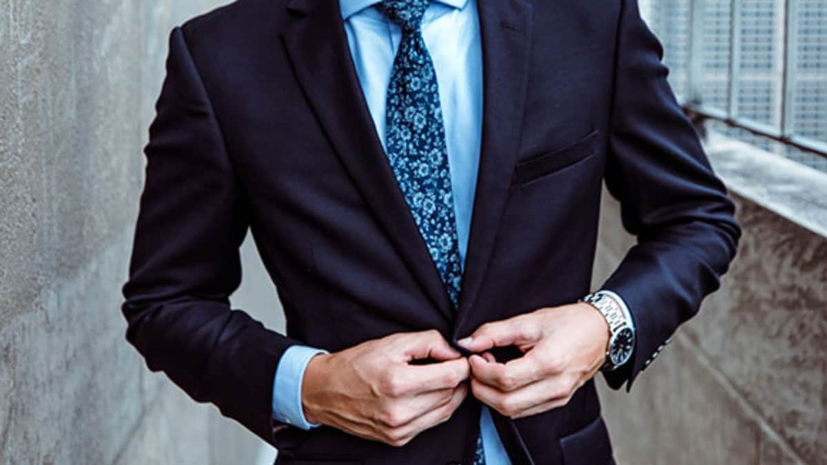 Video: Sujeto utiliza ChatGPT para que le ayude a combinar su ropa