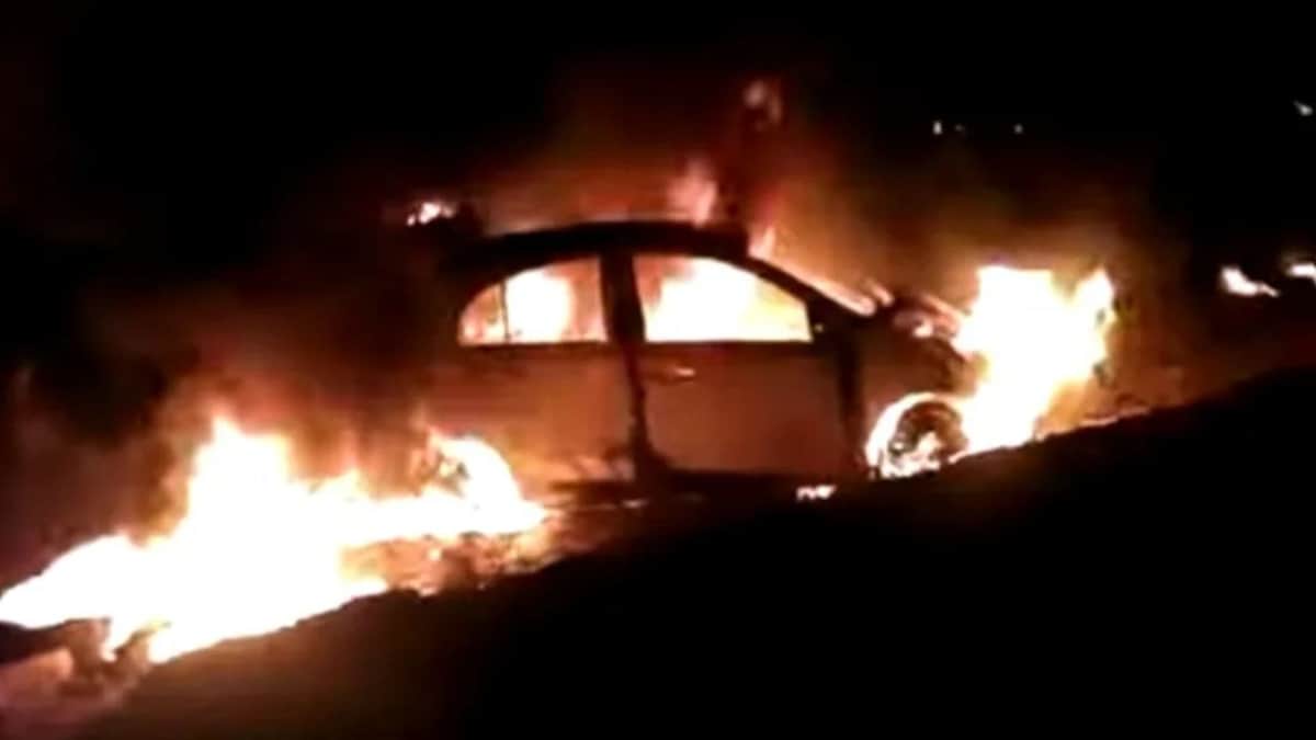 Joven resulta ileso tras chocar y explotar su auto en Coahuila