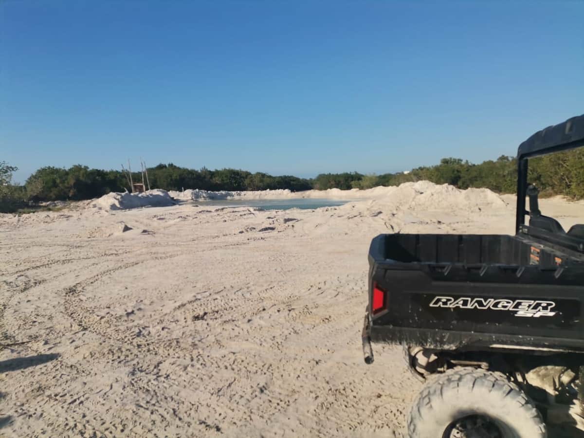 Restauran calles de Holbox con dragado ilegal de arena