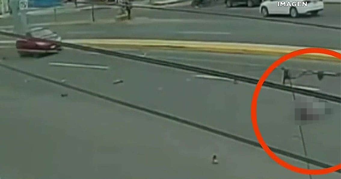 Video: Adolescente muere atropellado tras intentar ganar el paso a un auto en Guanajuato