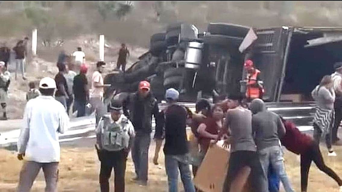 Video: Vuelca tráiler y se arma la campal con la Guardia Nacional por evitar rapiña en San Luis Potosí