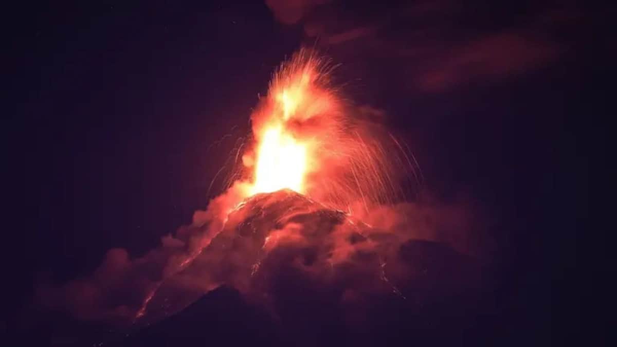 Video: Volcán de Fuego en Guatemala hace erupción y provoca la evacuación de al menos 125 familias
