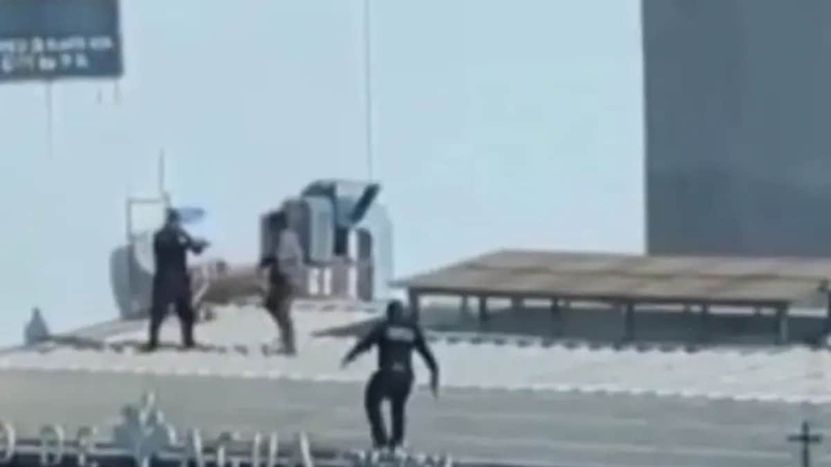 Video: Policías acorralan a hombre armado en azotea de restaurante y éste salta para escapar, en Hidalgo