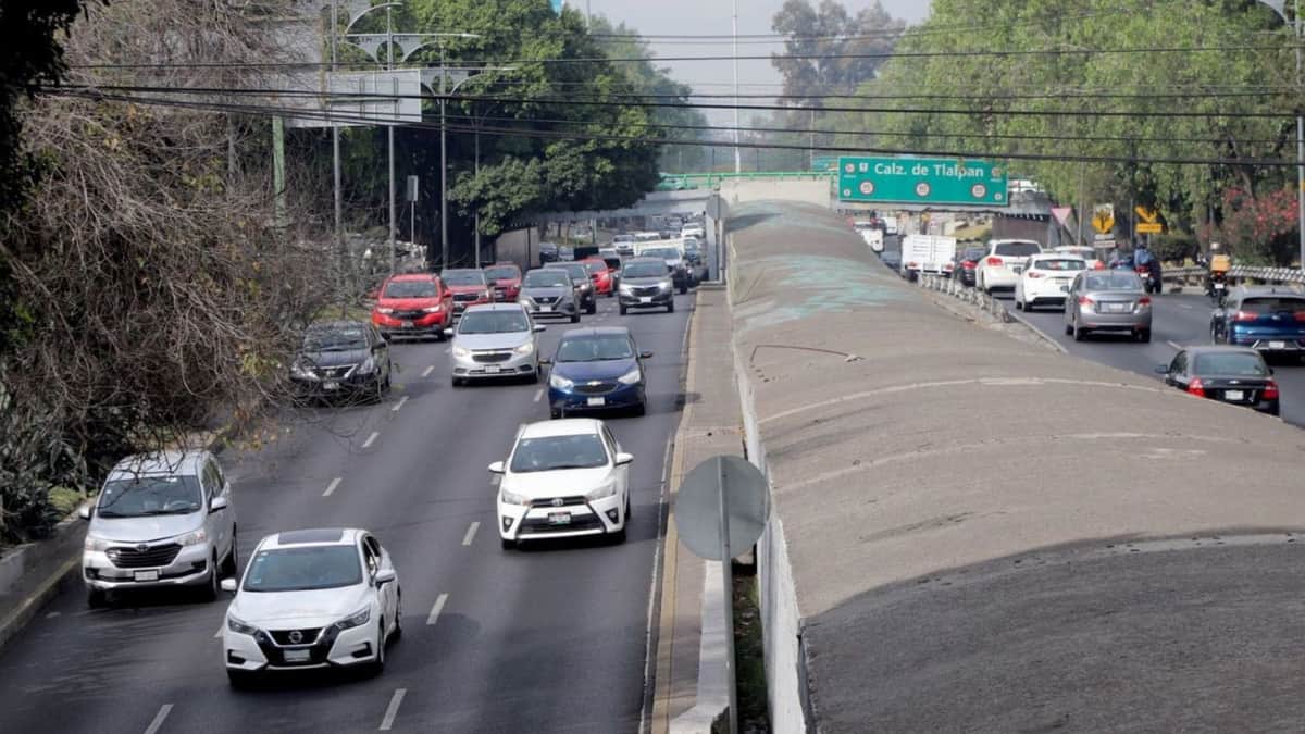 Hombre pierde la vida tras caer de vehículo en movimiento en CDMX; presuntamente su pareja lo empujó